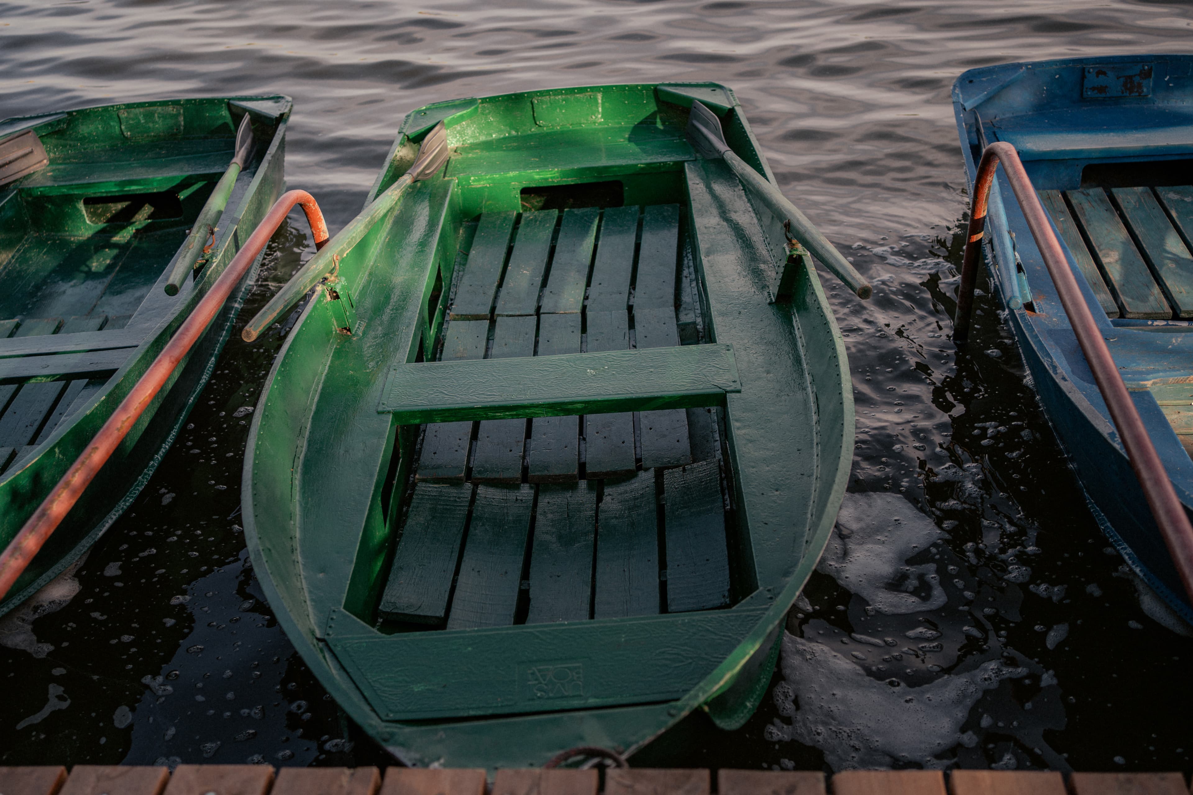 Лодки у причала крупным планом