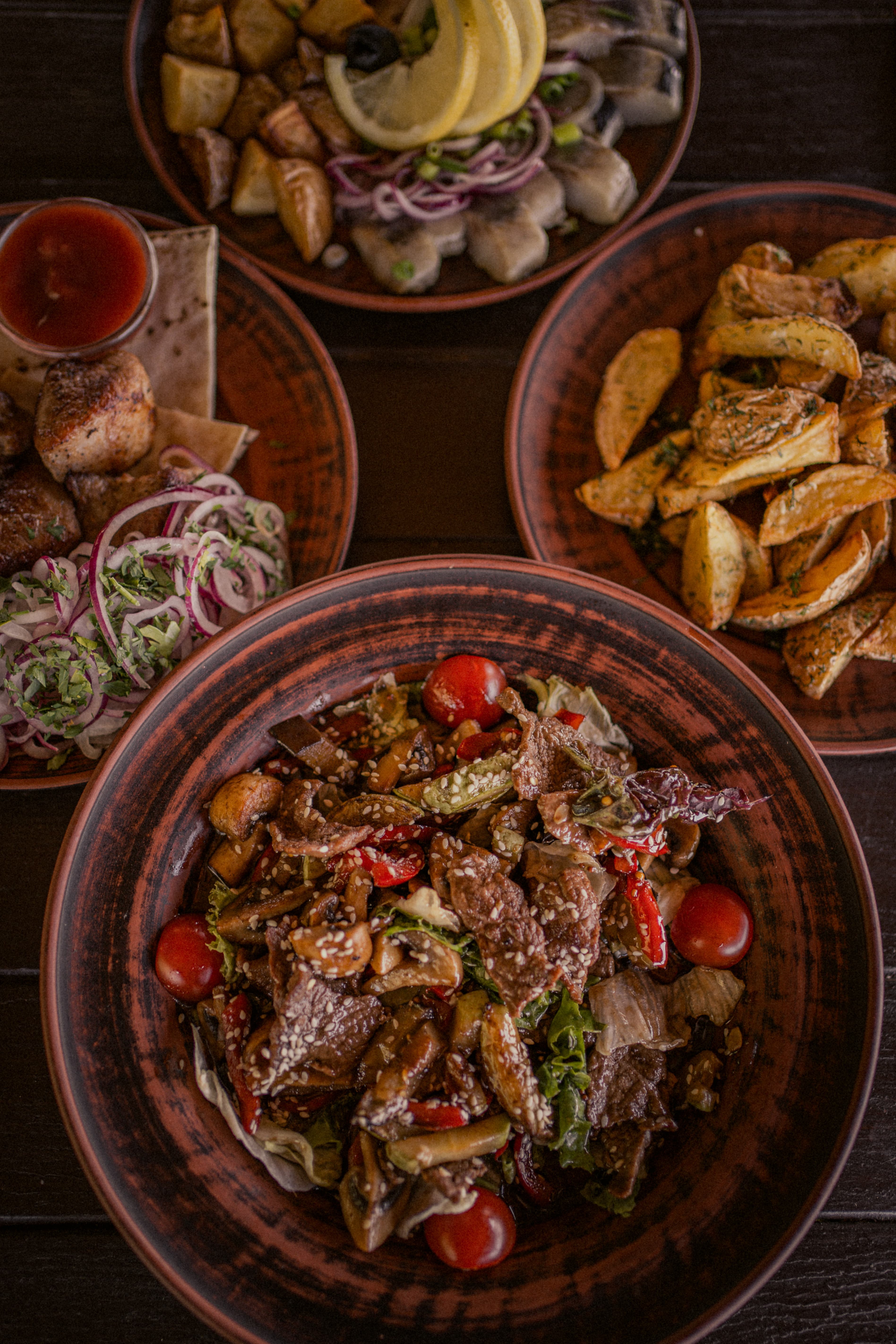 Кілька страв ресторану на одному столі