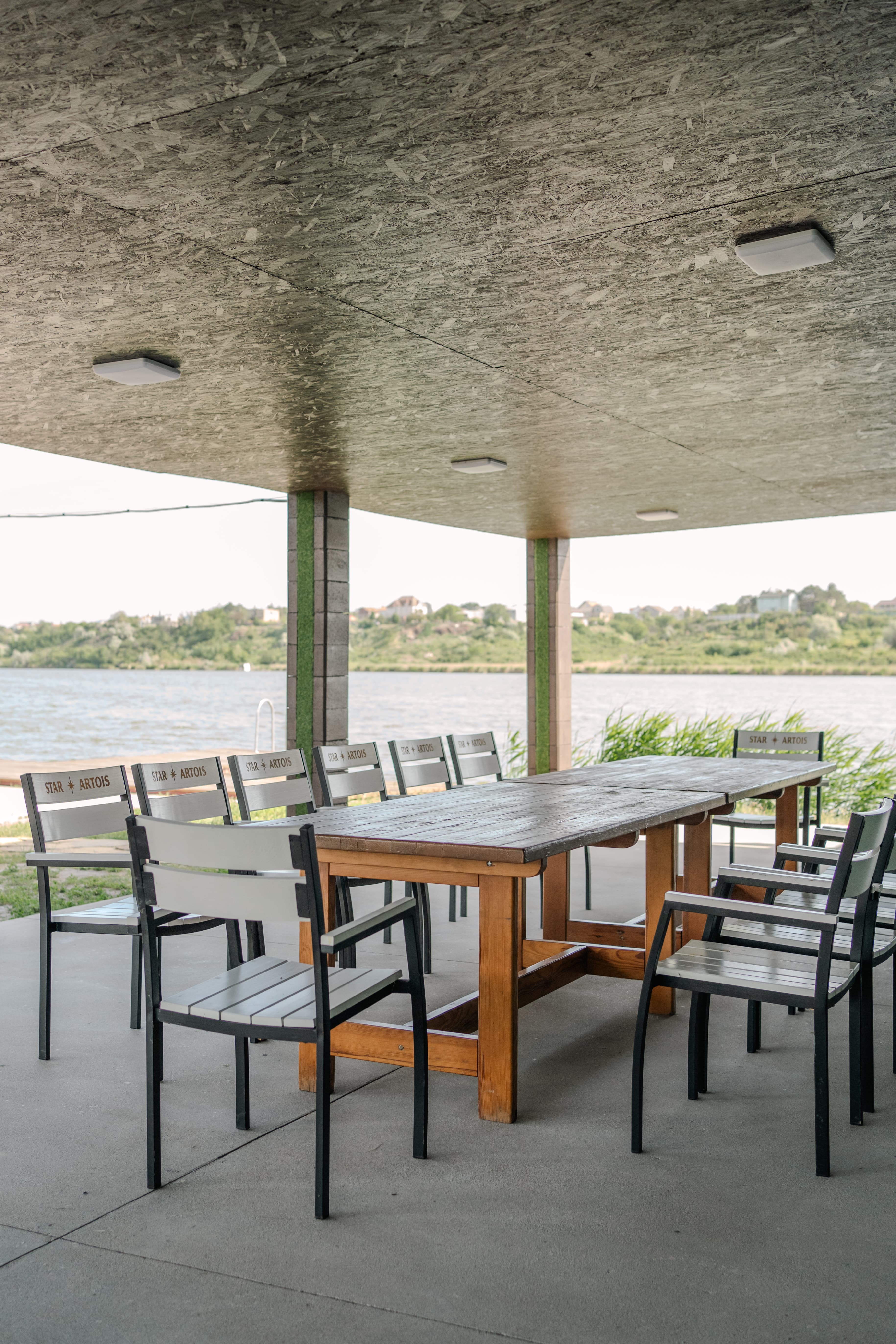 Ресторанна тераса біля води в Доброму Хуторі